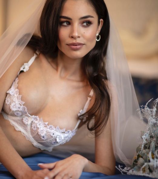 Spodní prádlo sněhového odstínu