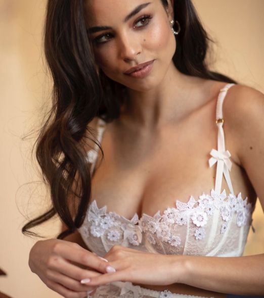 Spodní prádlo sněhového odstínu