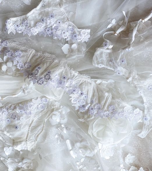 Spodní prádlo sněhového odstínu