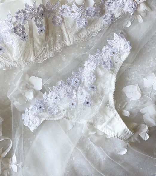 Spodní prádlo sněhového odstínu